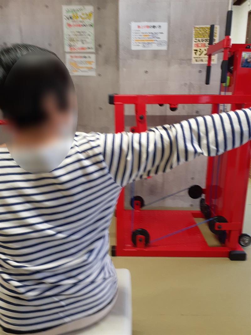 トレーニング前。腕が横までしか上がらない